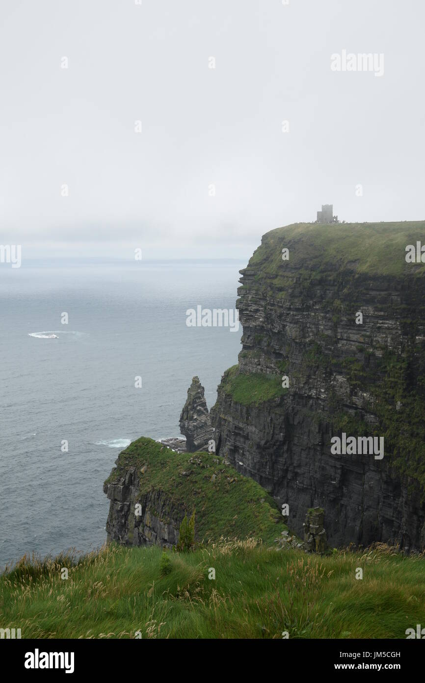 Blick auf die Klippen von Moher mit O'Brien's Tower und Branaunmore meer Stack in County Clare, im Westen Irlands Stockfoto