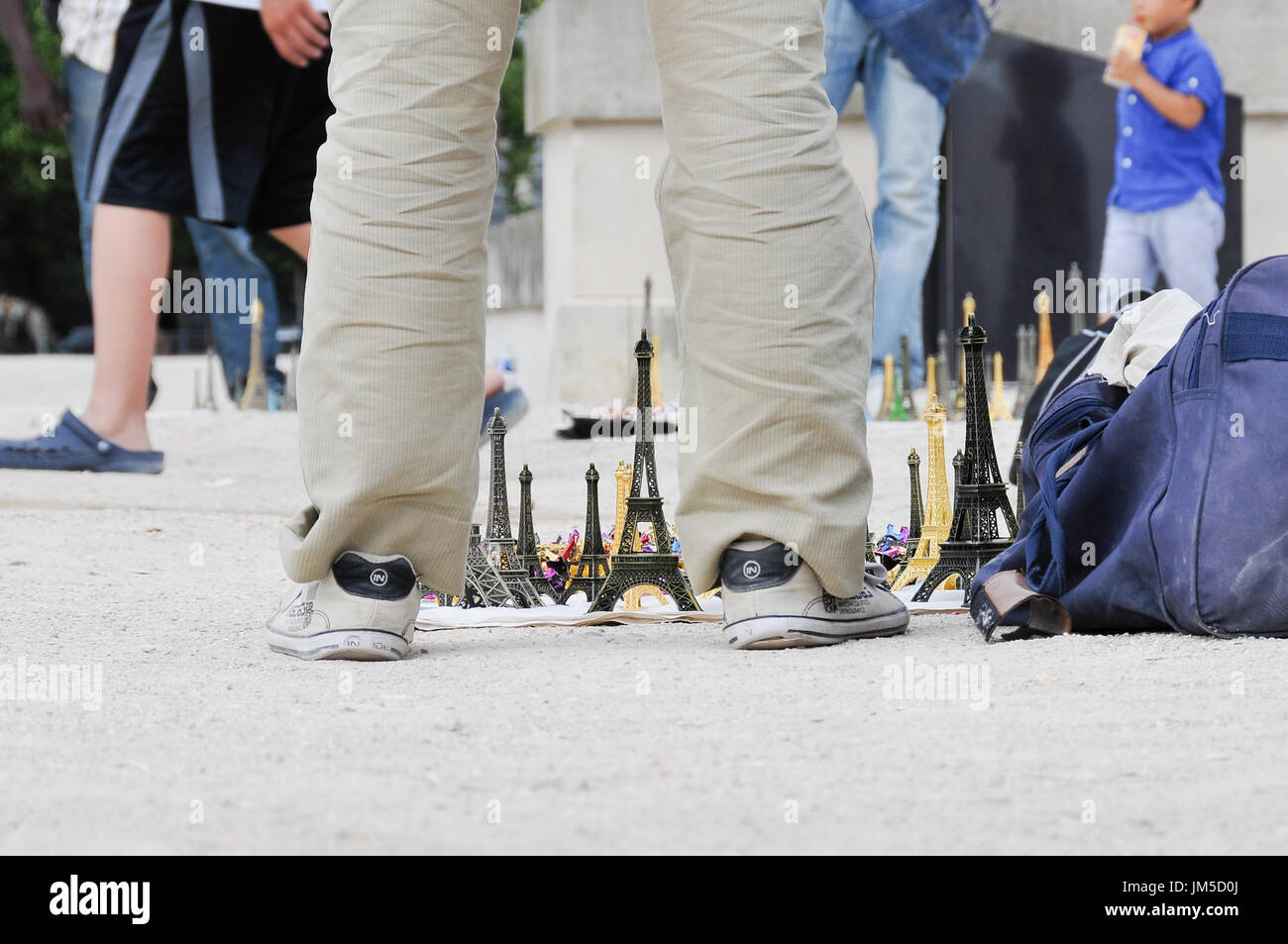Eiffel Turm Souvenir Händler Stockfoto