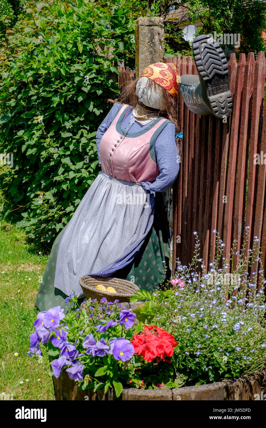 Bildnis eines ungarischen Frauen vor dem Tor von einem ländlichen Dorf Haus szattab vas Ungarn Stockfoto