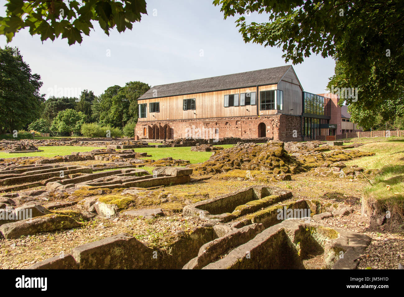 Norton Priory Museum & Gärten. Norton Priory Ruinen und Grabstätten mit der Unterkirche im Hintergrund. Stockfoto