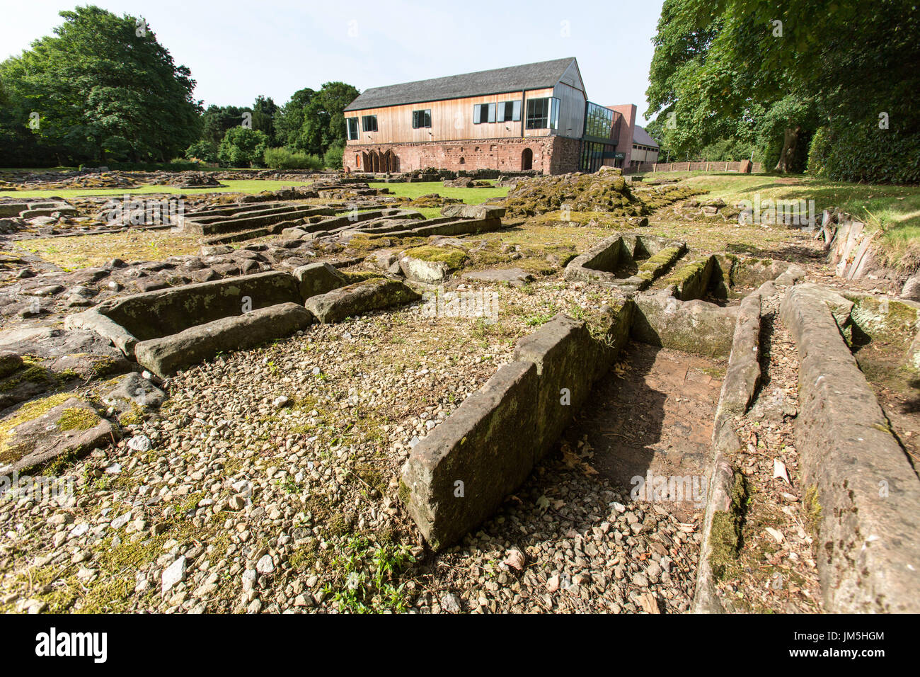 Norton Priory Museum & Gärten. Norton Priory Ruinen und Grabstätten mit der Unterkirche im Hintergrund. Stockfoto