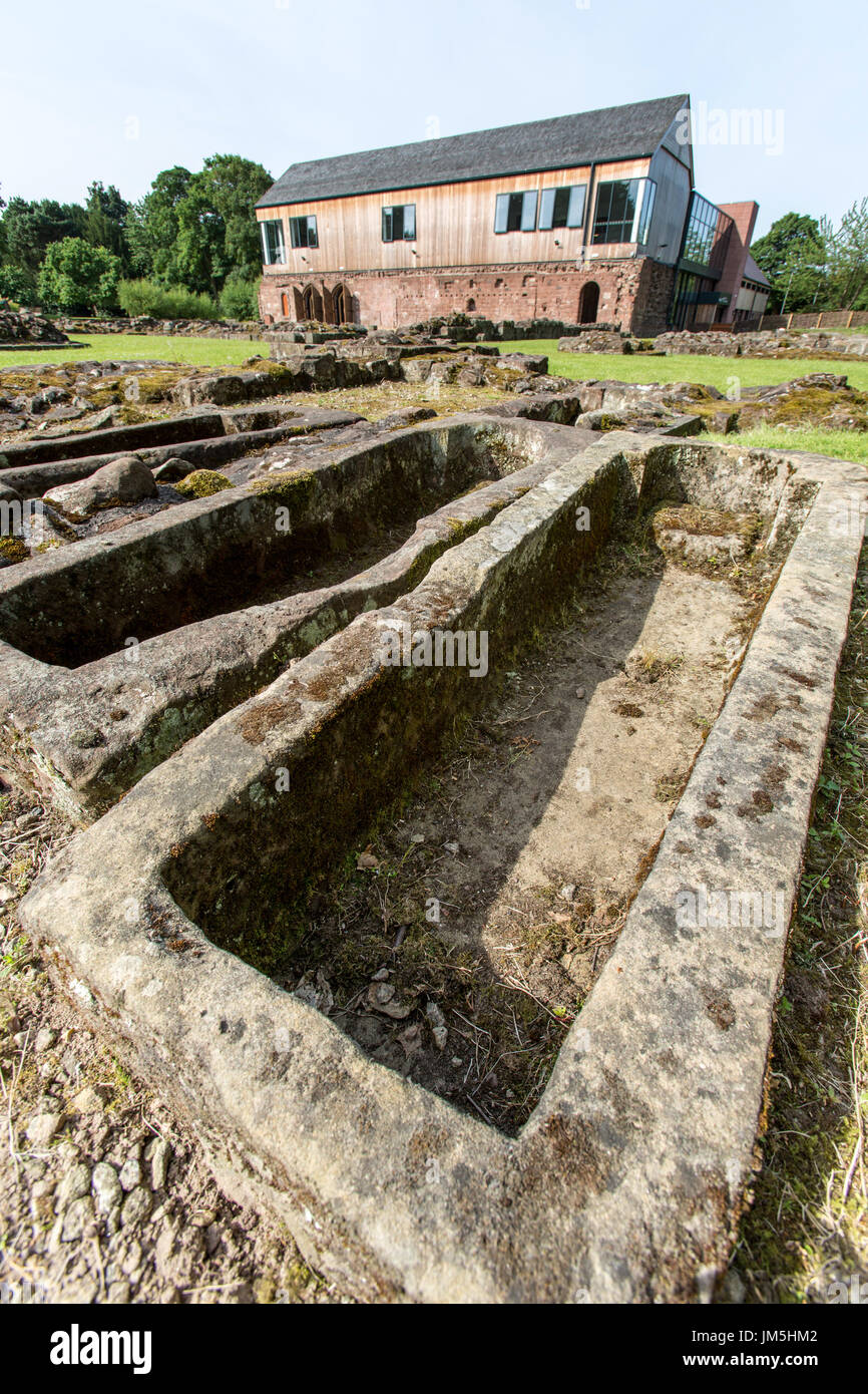 Norton Priory Museum & Gärten. Norton Priory Ruinen und Grabstätten mit der Unterkirche im Hintergrund. Stockfoto