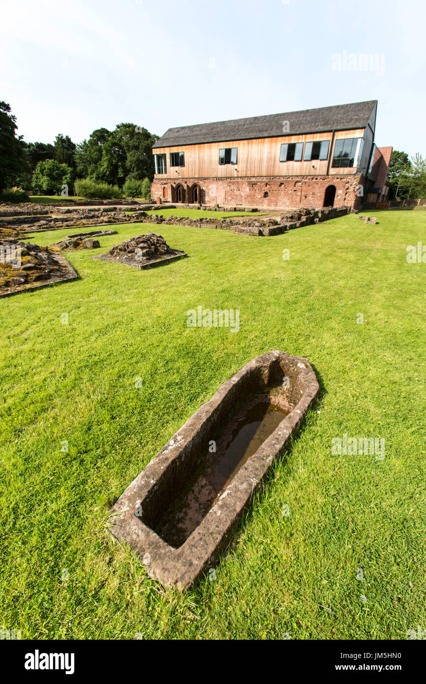 Norton Priory Museum & Gärten. Norton Priory Ruinen und Grabstätten mit der Unterkirche im Hintergrund. Stockfoto