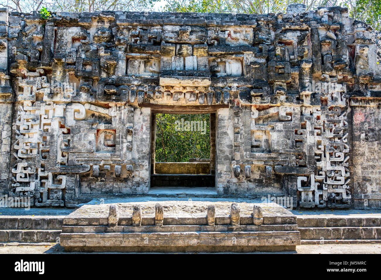 Antiker Tempel, der aussieht wie der Mund eines Jaguars in Chicanna, Mexiko Stockfoto