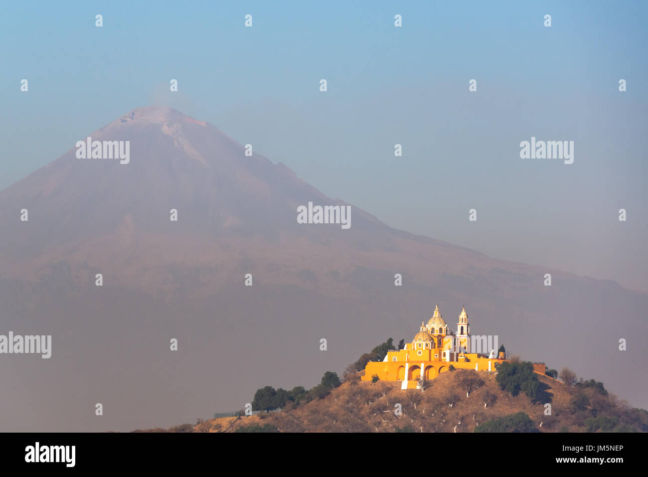 Kirche unserer lieben Frau von Heilmittel mit Vulkan Popocatepetl im Hintergrund in Cholula, Mexiko Stockfoto