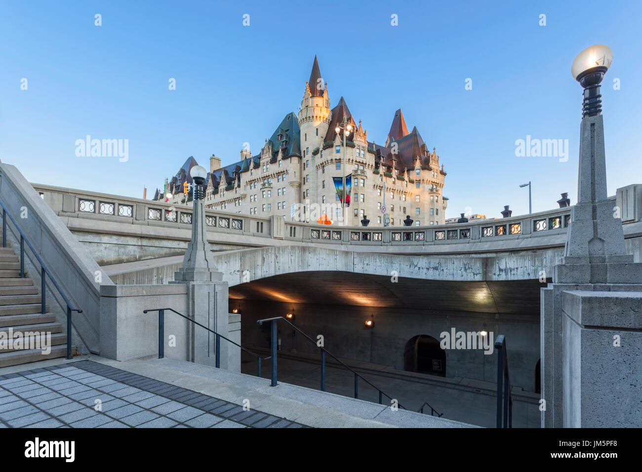 Pionier der Treppe und ein Fußgänger tunnel, dass Pässe unter der Plaza-Brücke mit dem Fairmont Château Laurier im Hintergrund in Ottawa. Stockfoto