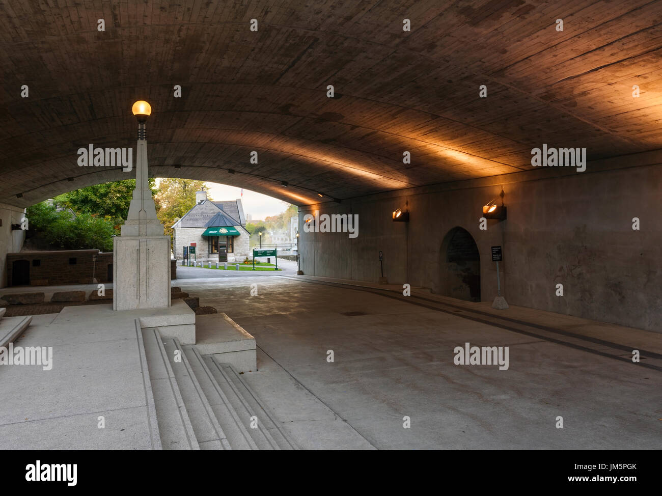 Ein Fußgängertunnel unter der Plaza-Brücke an der Basis der Sapper Treppe in Ottawa, Ontario, Kanada führt. Stockfoto