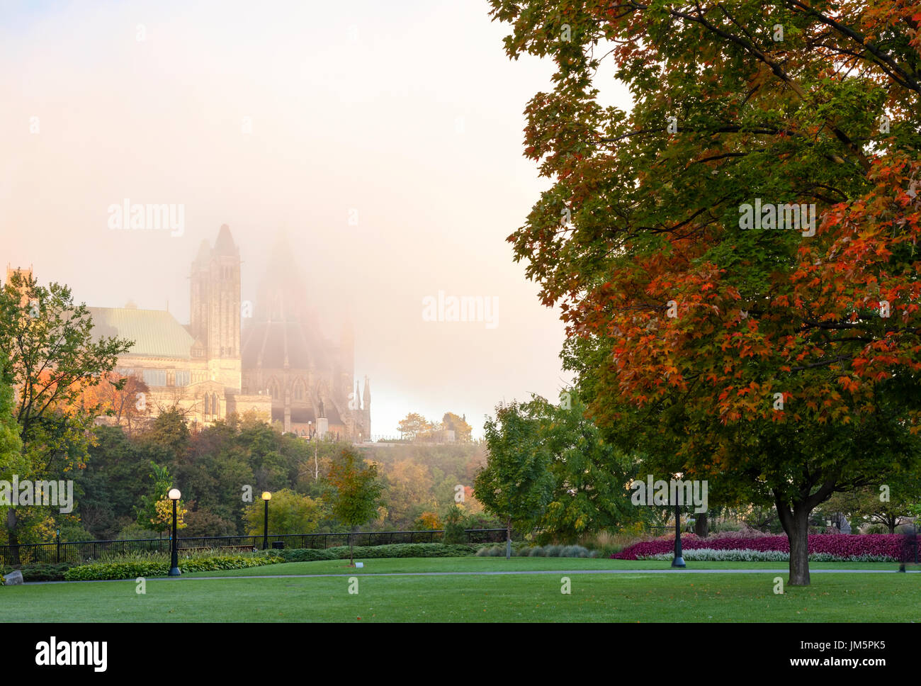 Majors Hill Park mit den Ottawa Bibliothek des Parlaments im Hintergrund während einer nebligen Morgen in Ottawa, Ontario, Kanada. Stockfoto