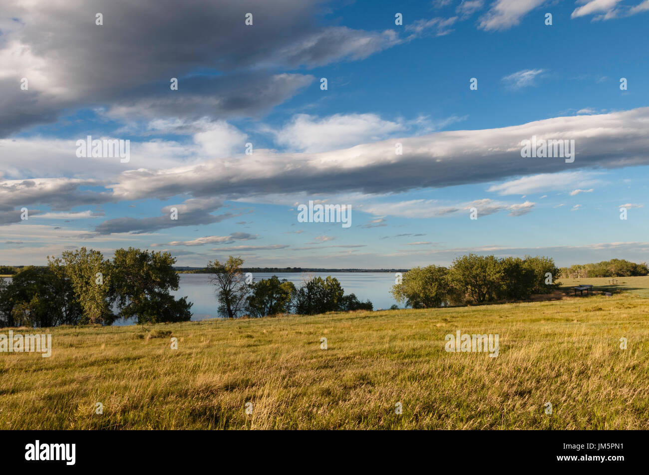 Die grasbewachsenen Umgebung von Fossil Creek Reservoir werden von der Abendsonne beleuchtet.  Fort Collins, Colorado. Stockfoto
