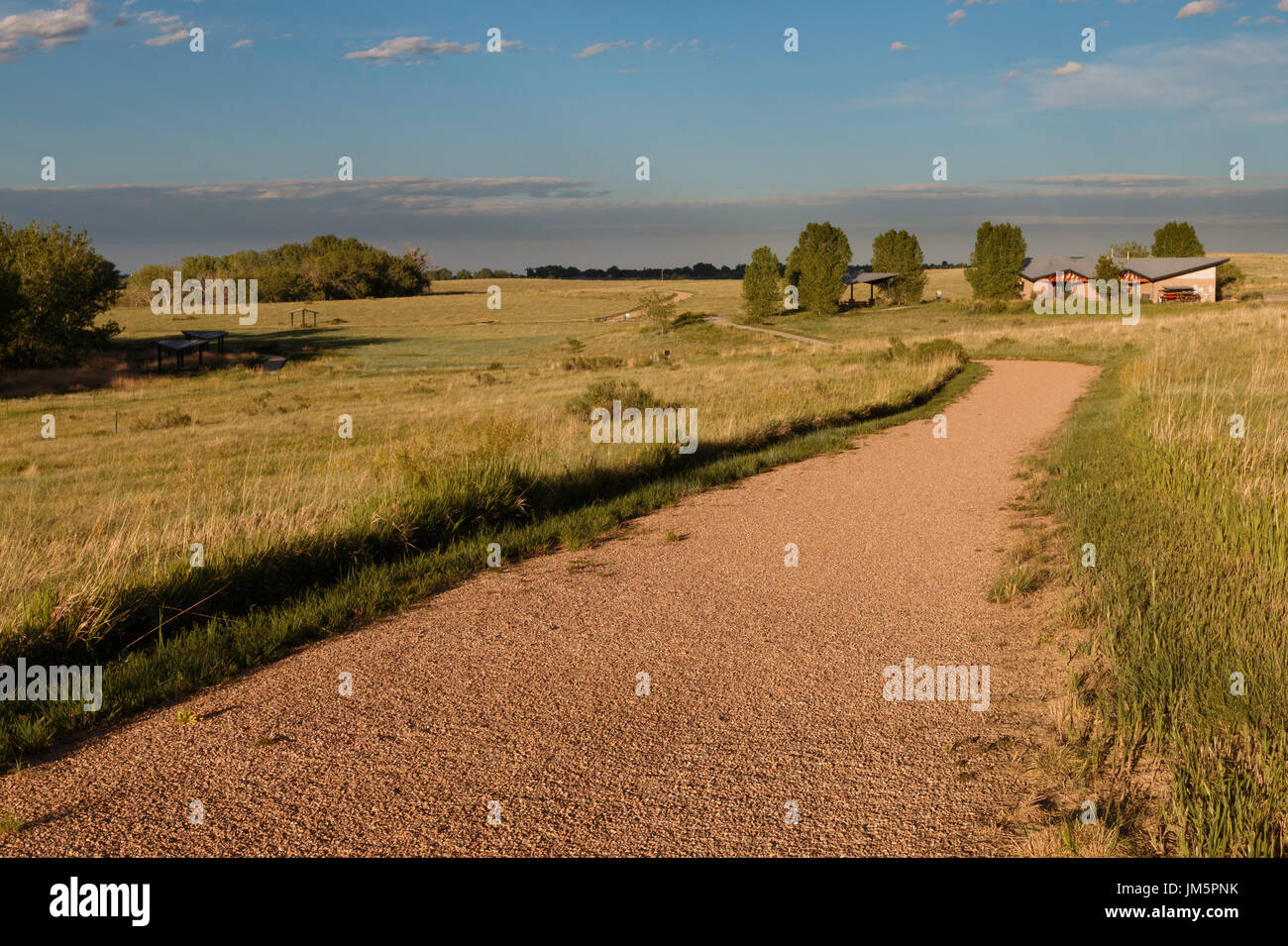 Ein Pfad erstreckt sich durch die Graslandschaft Fossil Creek Reservoir Naturgebiet.  Fort Collins, Colorado. Stockfoto