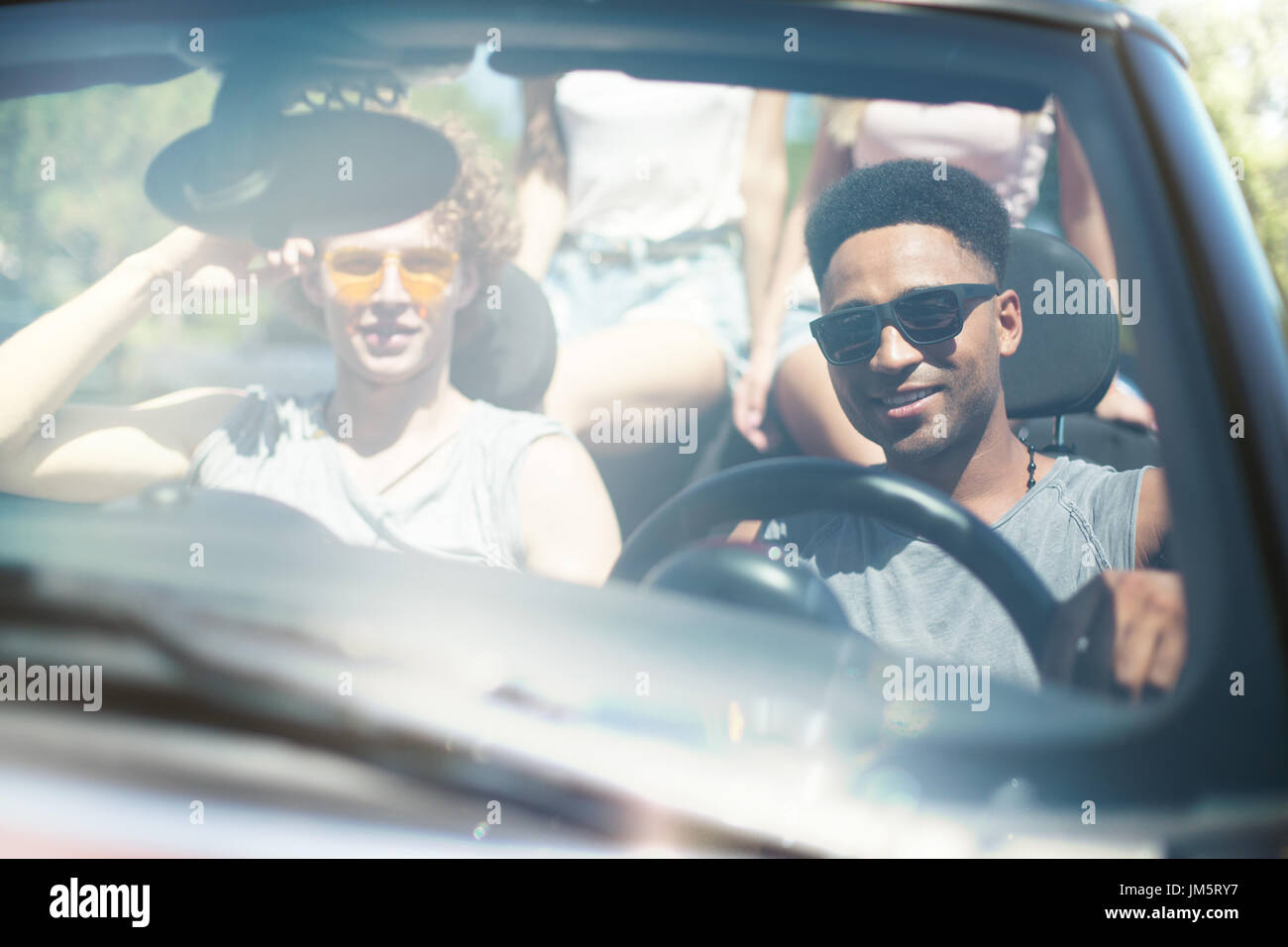 Junge Freunde im Cabrio Auto bereit zu den Ferien Stockfoto