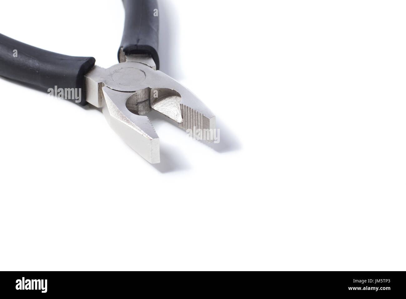Offenen Zangen mit integraler Drahtschneider und gezackten Kiefer niedrigen Winkel auf weiß mit textfreiraum für DIY Konzepte angesehen Stockfoto
