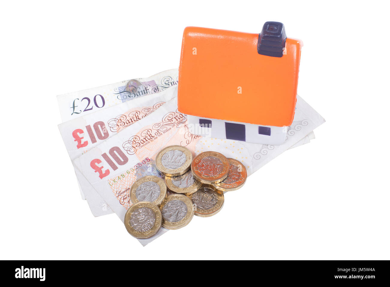 Kosten für Wartung, Kauf oder Verkauf Wohnkonzept mit einem kleinen Modellhaus auf Pfund-Scheine und Münzen isoliert auf weiss Stockfoto