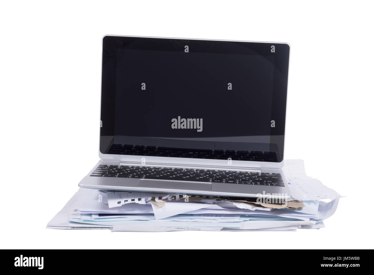 Unordentlichen Haufen Papierkram mit einer offenen Laptop-Computer ausgewogen an der Spitze in ein Konzept der unvollendeten Arbeit und Terminen über weiß Stockfoto