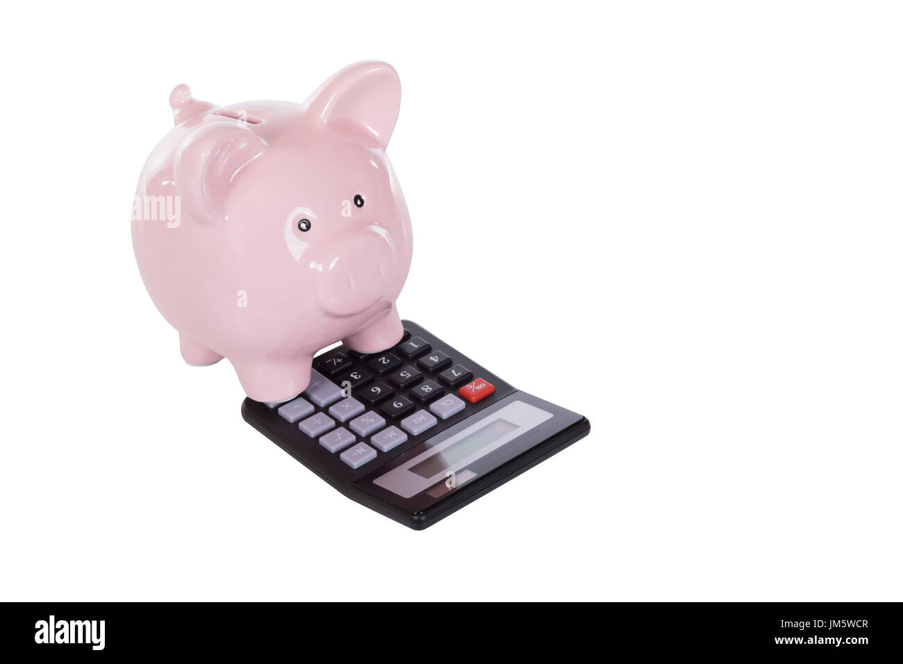Niedliche rosa Piggy Bank stehend mit seinen Vorderpfoten auf einem Rechner in einem steilen Winkel Konzeptbild isoliert auf weiss mit Textfreiraum Stockfoto
