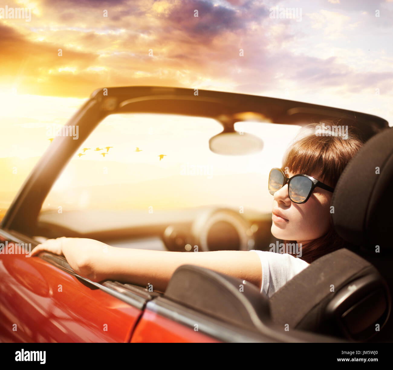 Junge Frau im Cabrio Auto in der Nähe von Meer Stockfoto
