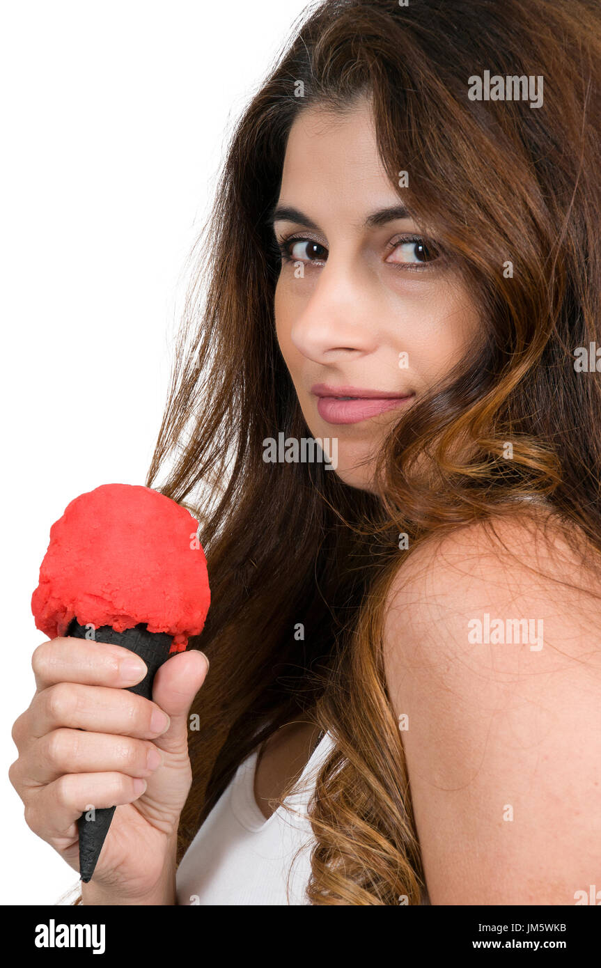 Frau, Essen lecker und kalte Kirsche Himbeere Erdbeereis in einer schwarzen Zuckerhut Stockfoto