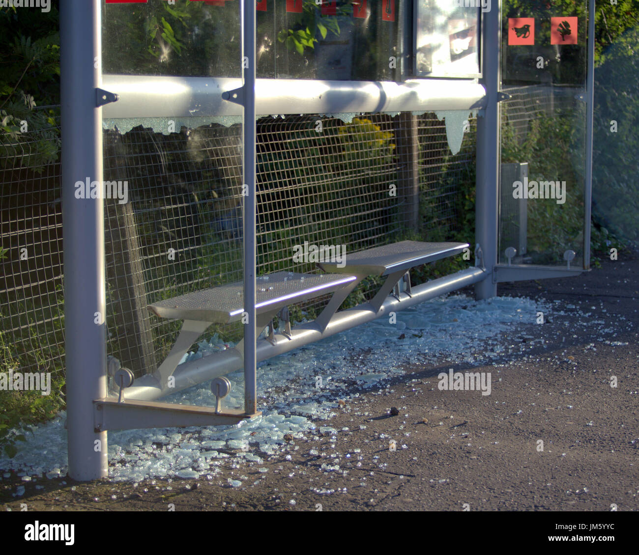 Bus-Tierheim verwüstet verwüstet mit Glasscherben zertrümmerte Fenster Stockfoto