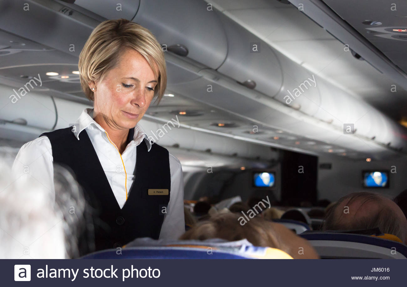 Lufthansa Stewardess Stockfotos & Lufthansa Stewardess Bilder - Alamy