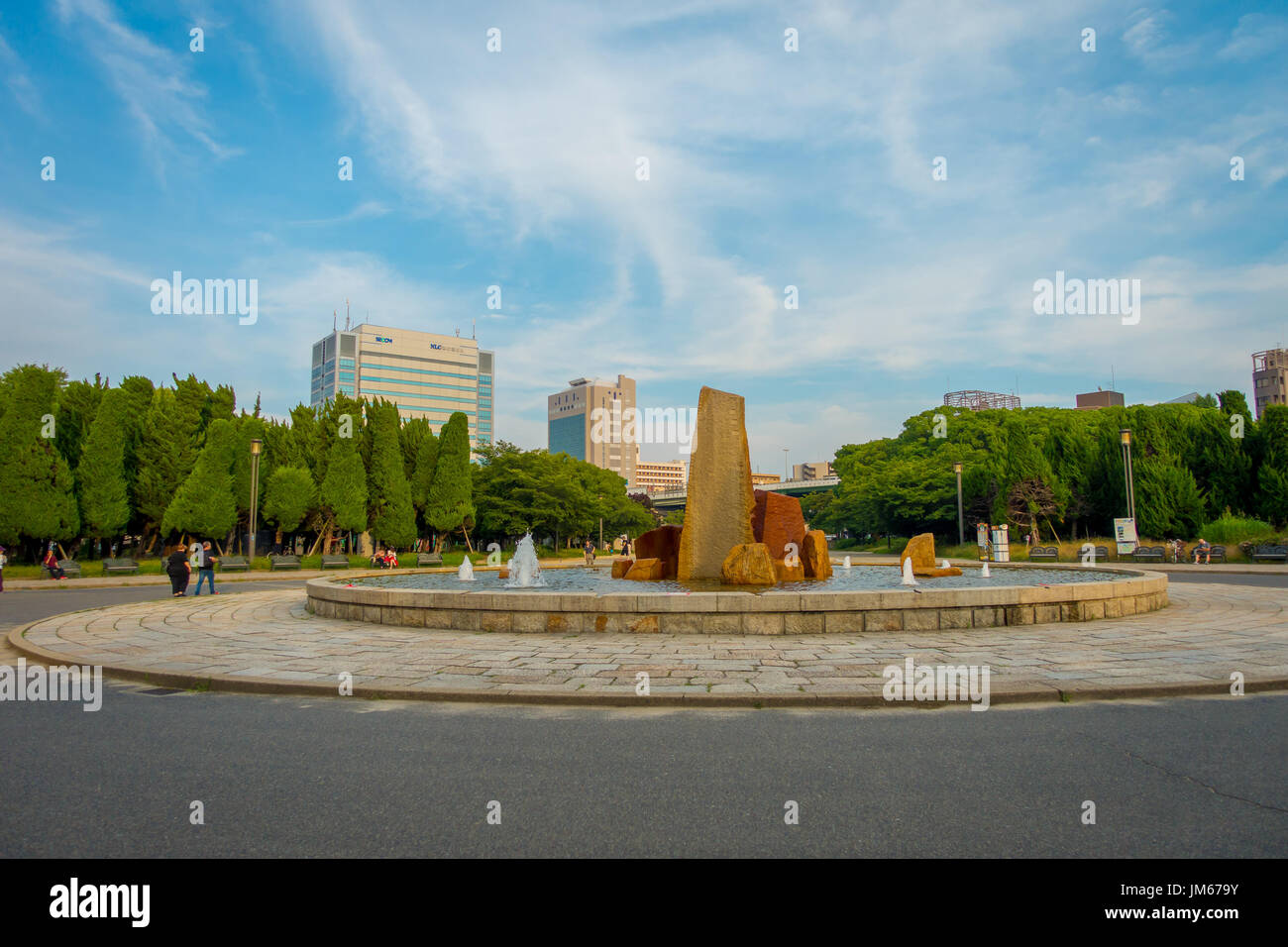 OSAKA, JAPAN - 18. Juli 2017: Schöner Brunnen mit Regenbogen in Osaka Castle Park Stockfoto