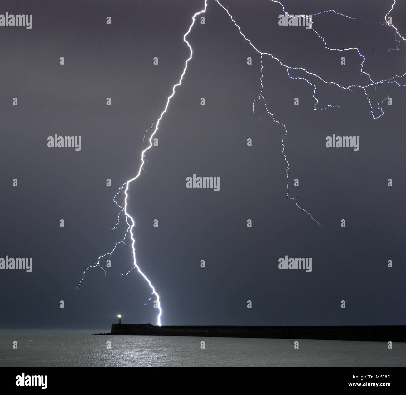 Lightning over Leuchtturm Newhaven, East Sussex Stockfoto