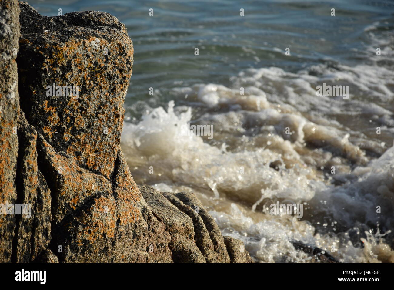 Detail-Aufnahme der atlantischen Ozeanwellen gegen Felsen hautnah Stockfoto