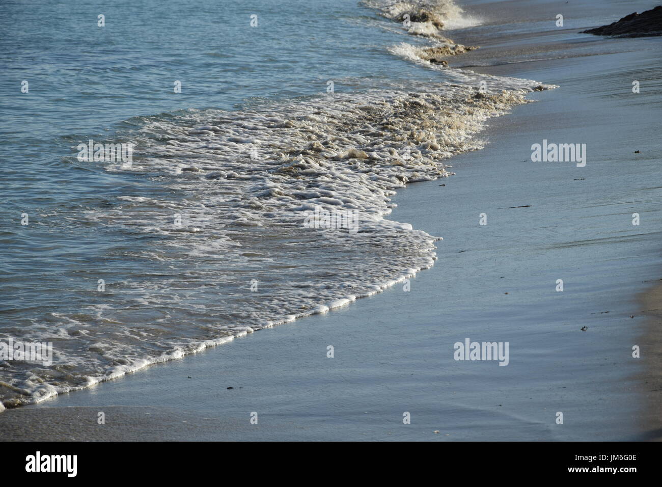 Nahaufnahme Foto von Strand Wellen kommen, Atlantik Stockfoto