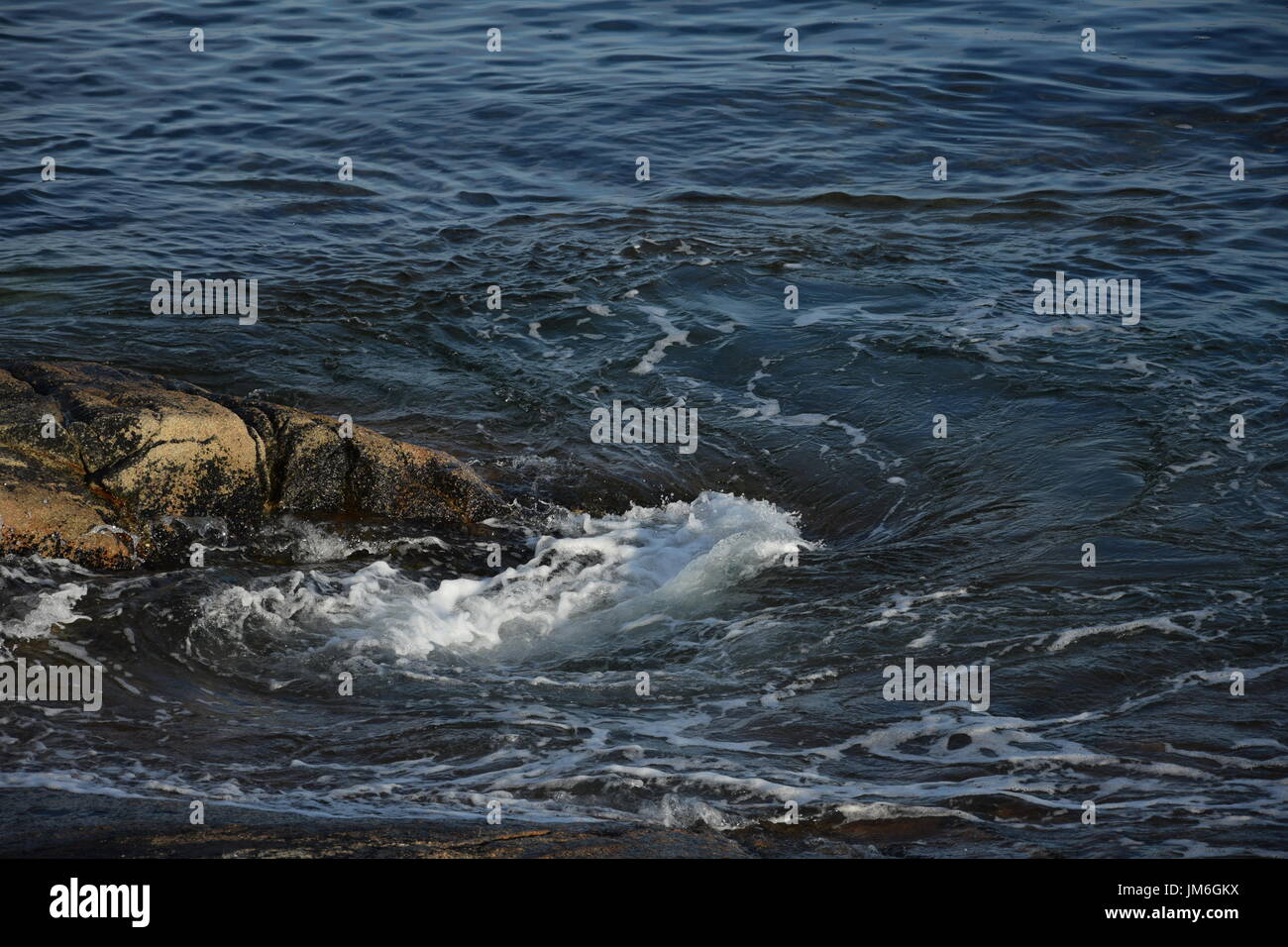 Detail-Aufnahme der atlantischen Ozeanwellen gegen Felsen hautnah Stockfoto