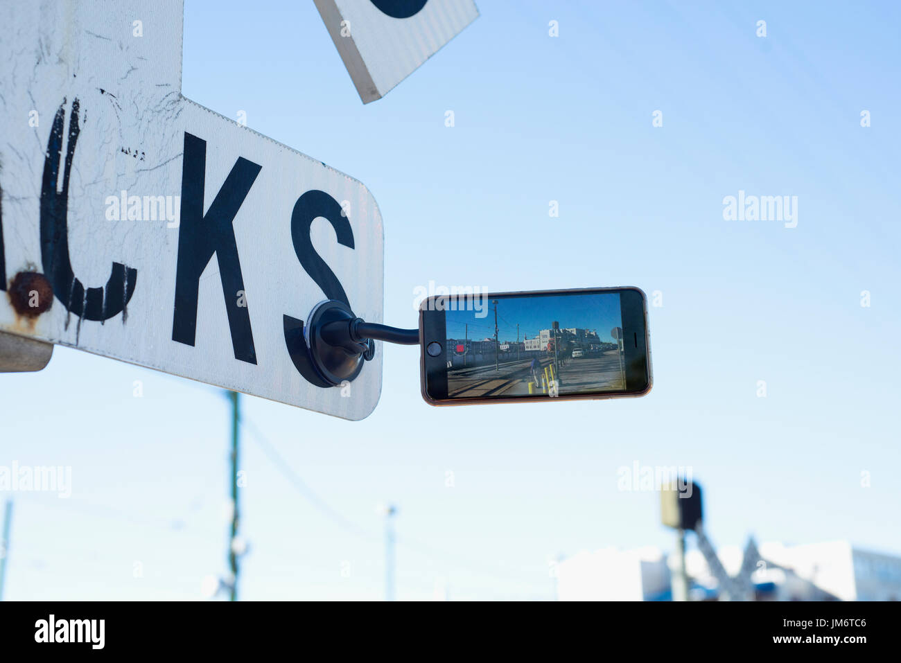 Verwenden ein Iphone zum Aufzeichnen von Videos von einem Zug. Stockfoto