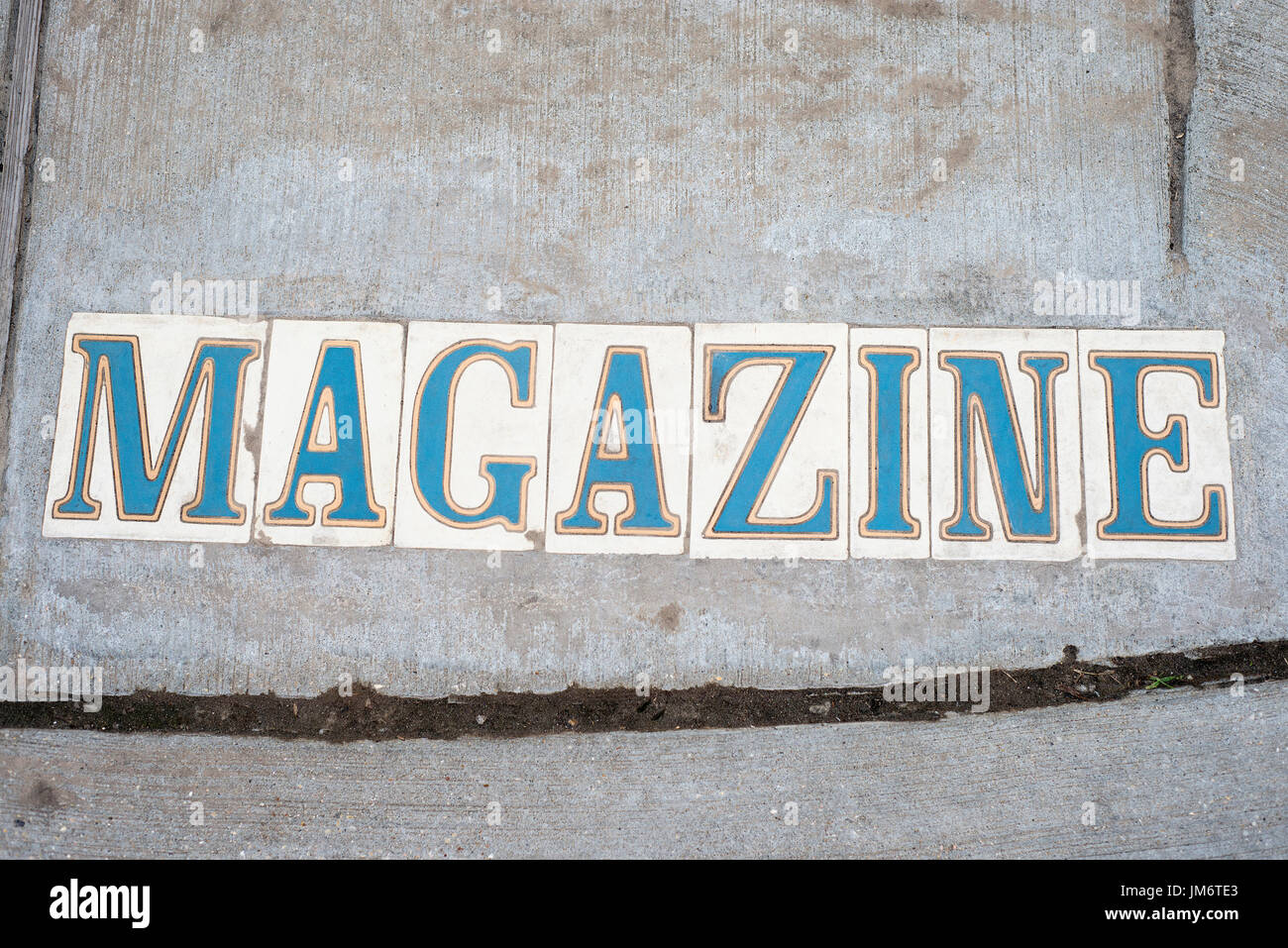 Fliesen Sie-Buchstaben buchstabieren Magazin als Straßenschilder in New Orlean, Louisiana. Stockfoto