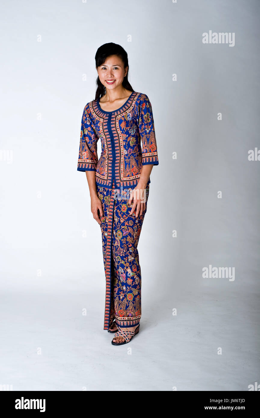 Schöne Singapur Mädchen in traditioneller Tracht Stockfotografie - Alamy