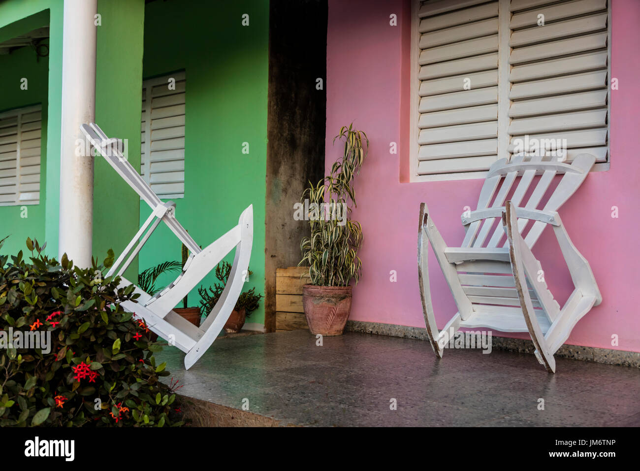 Schaukelstühle auf der Veranda ein CASA PARTICULARES zuhause bleiben - VINALES, Kuba Stockfoto