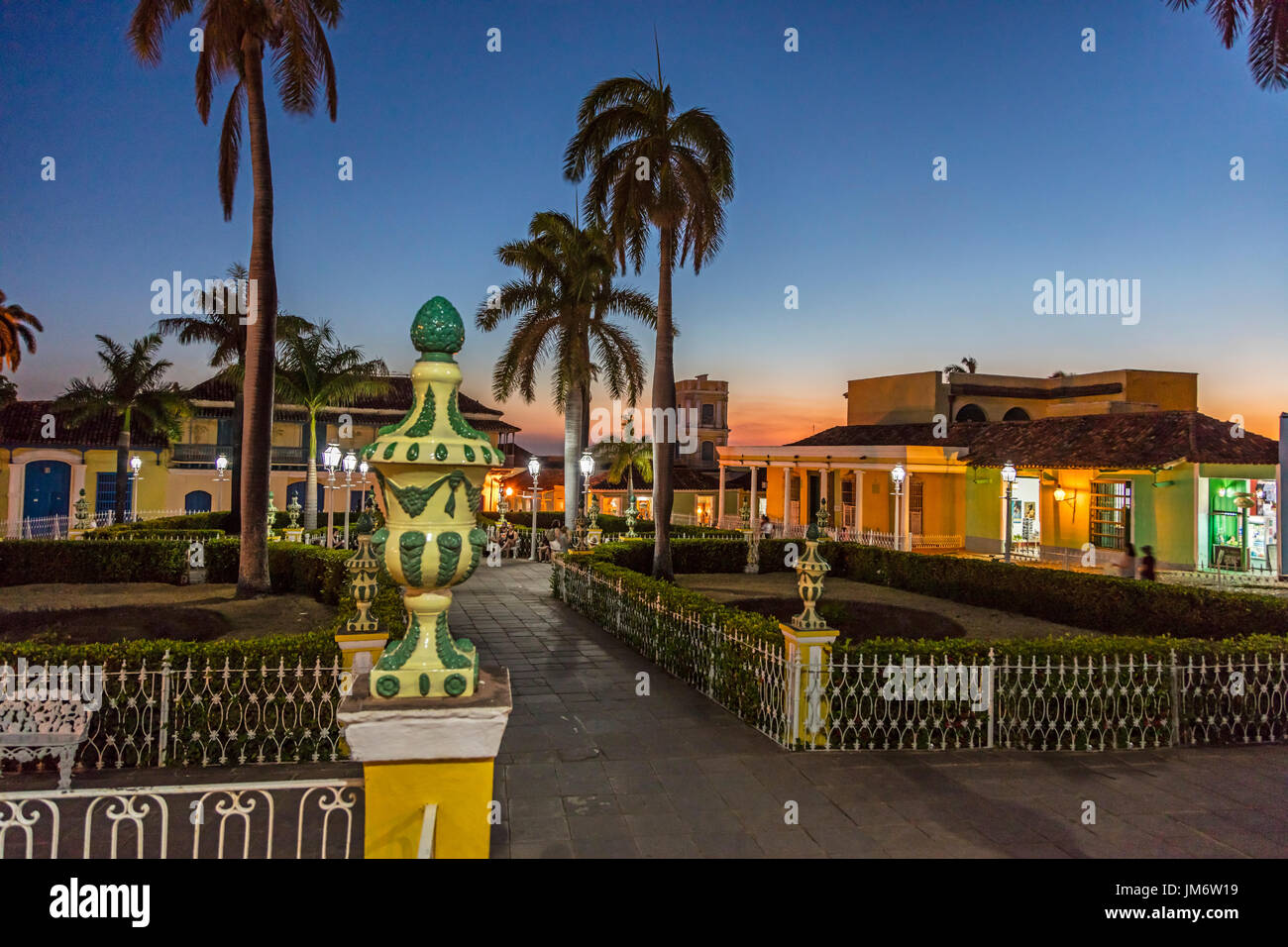 Palmen und die historischen Gebäude an der PLAZA MAYOR in der Dämmerung - TRINIDAD, Kuba Stockfoto