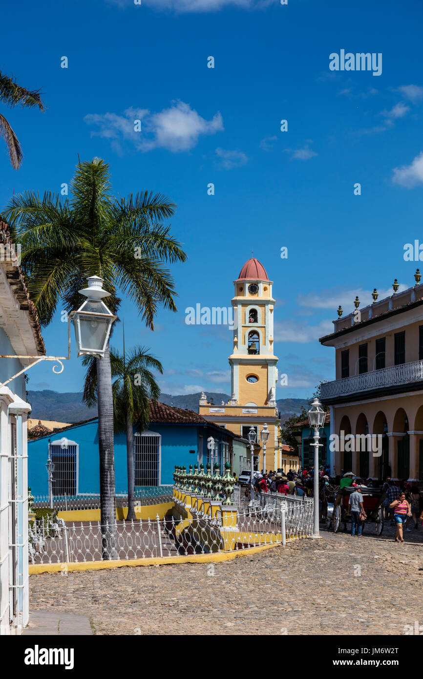 Der Glockenturm des MUSEO NACIONAL DE LA LUCHA CONTRA BANDIDOS von der PLAZA MAYOR - TRINIDAD, Kuba Stockfoto