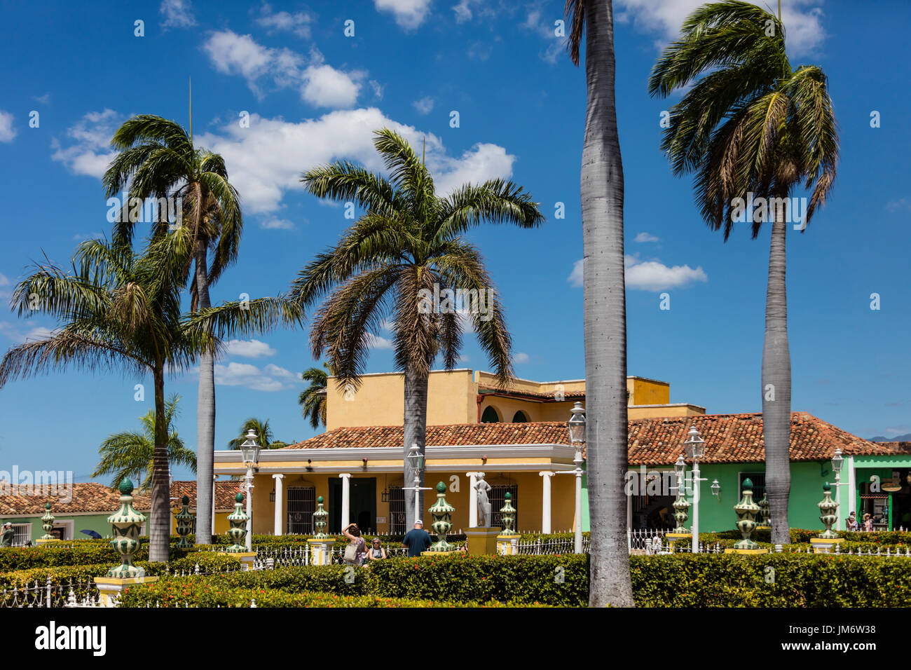 Die PLAZA MAYOR ist umgeben von historischen Gebäuden im Herzen der Stadt - TRINIDAD, Kuba Stockfoto