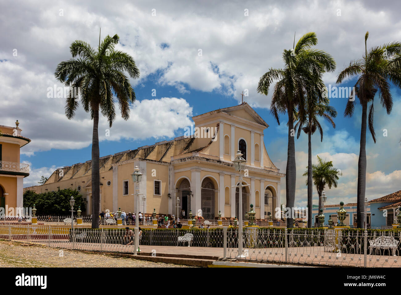 Die IGLESIA PARROQUIAL DE LA SANTÍSIMA TRINIDAD befindet sich auf dem PLAZA MAYOR - TRINIDAD, Kuba Stockfoto