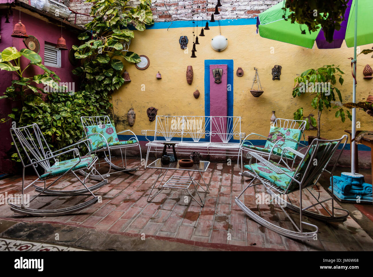 Der Innenhof des HOSTAL DEL PINO ist ein schöner Ort zum frühstücken oder Abendessen - TRINIDAD, Kuba Stockfoto