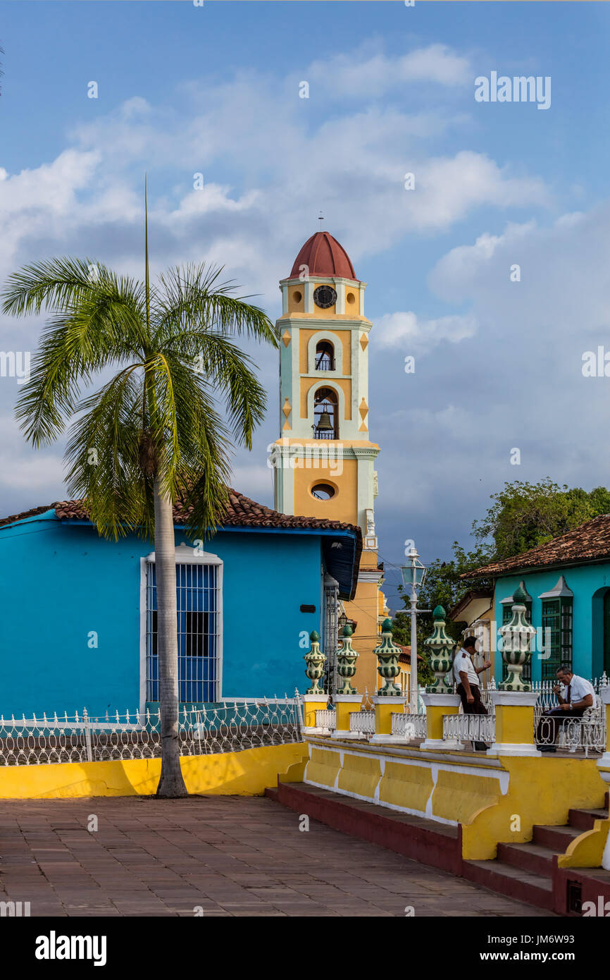 Der Glockenturm des MUSEO NACIONAL DE LA LUCHA CONTRA BANDIDOS von der PLAZA MAYOR - TRINIDAD, Kuba Stockfoto