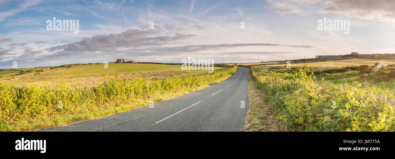 Weitläufiges offenes Land über die wunderschöne Landschaft Großbritanniens mit einer Atmosphäre inspirierender Freiheit und atemberaubender Atmosphäre. Offenes Feld und Weite des blauen Himmels darüber. Stockfoto