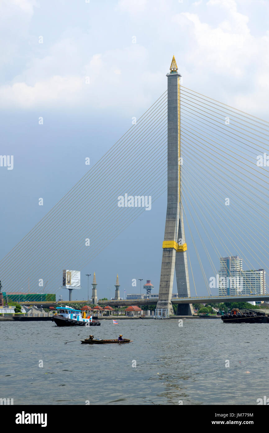 Boote in der Nähe des Pylons von Rama VIII Schrägseilbrücke über Chao Phraya Fluss, Bangkok, Thailand. Stockfoto