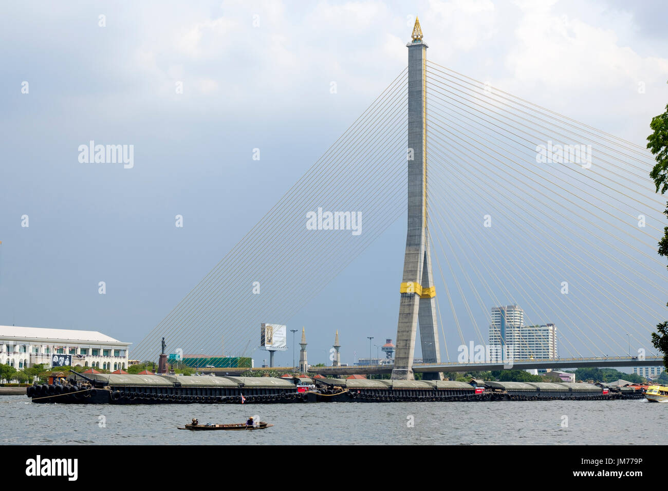 Ein Lastkahn gleitet unter Rama VIII Schrägseilbrücke über den Chao Phraya River, Bangkok, Thailand. Stockfoto