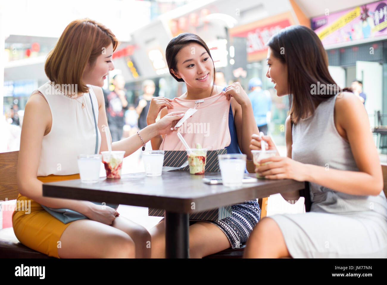 Beste Freundinnen am Straßencafé sitzen Stockfoto