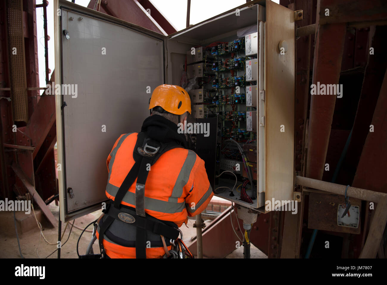 IRATA Seil Mechaniker Wartungsarbeiten an den Beleuchtungen auf Blackpool Tower. Credit: LEE RAMSDEN/ALAMY Stockfoto