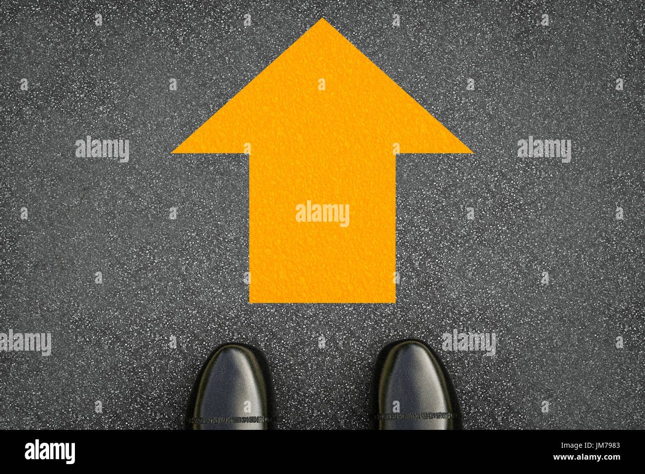3D Rendering gelbe Pfeilzeichen mit schwarzem Lederschuhe auf Straße Stockfoto