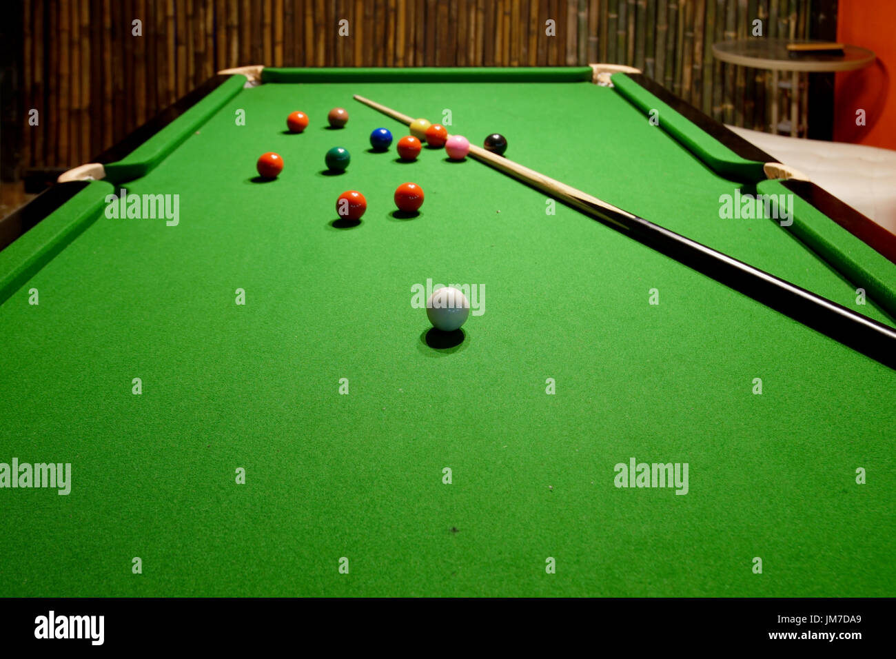 Snooker-Kugeln und cue auf Snooker-Tisch Stockfoto