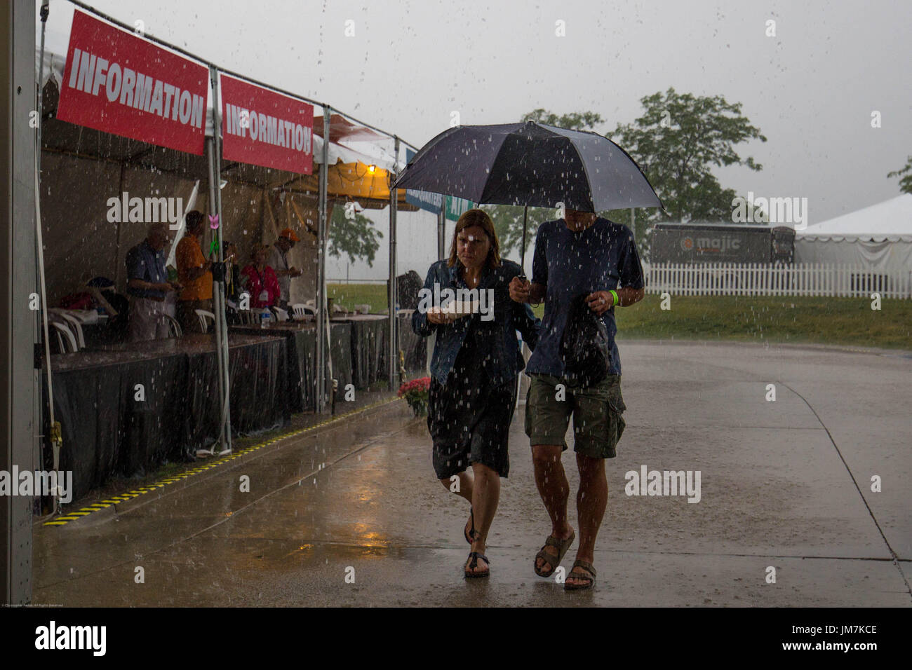 Unter einem Regenschirm Stockfoto