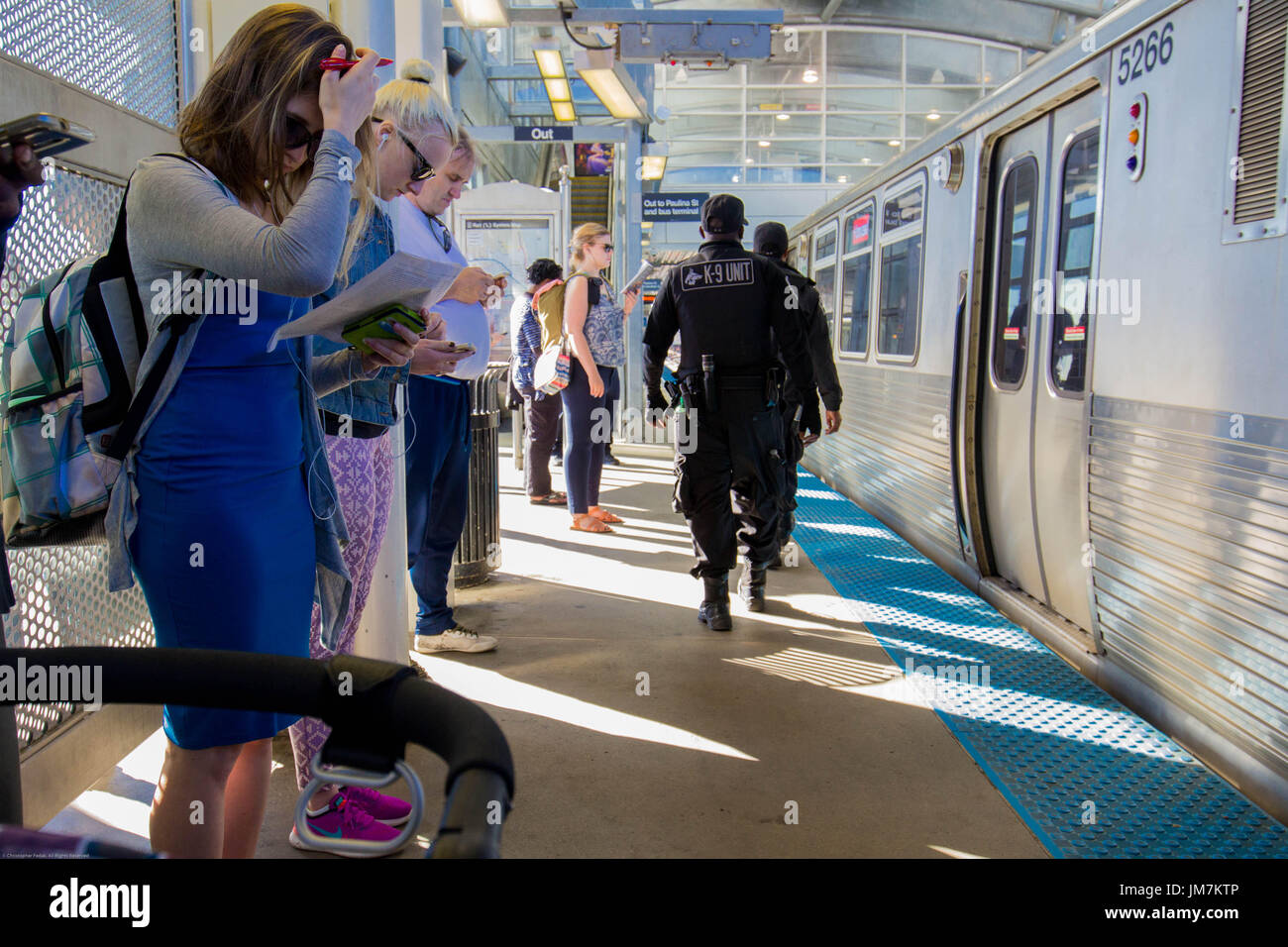 Geschäft wie gewohnt. k-9 Unit Polizeistreife u-Bahnstation in Chicago, il. Stockfoto