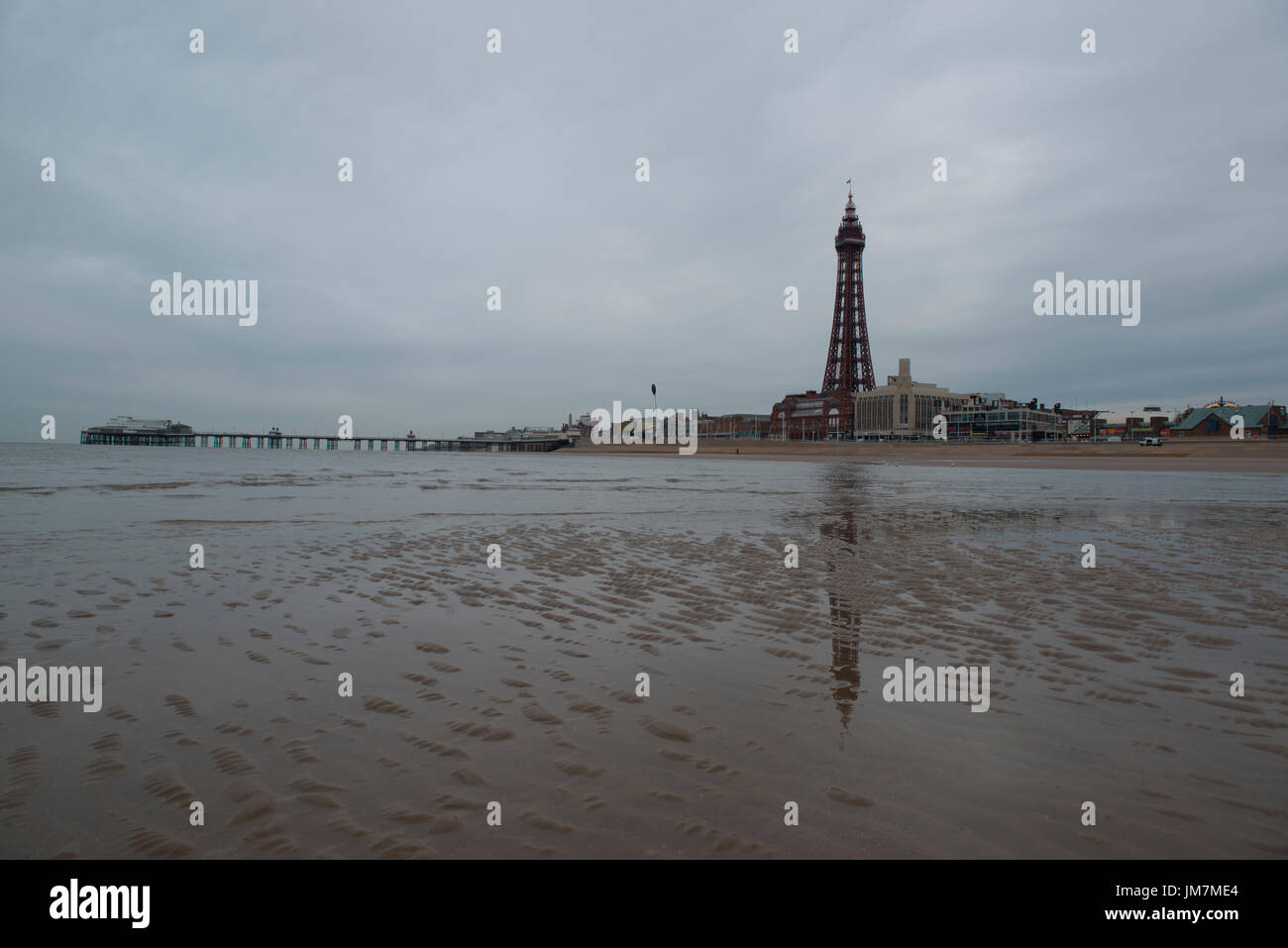Blackpool Tower, Blick vom Strand. Credit: LEE RAMSDEN/ALAMY Stockfoto