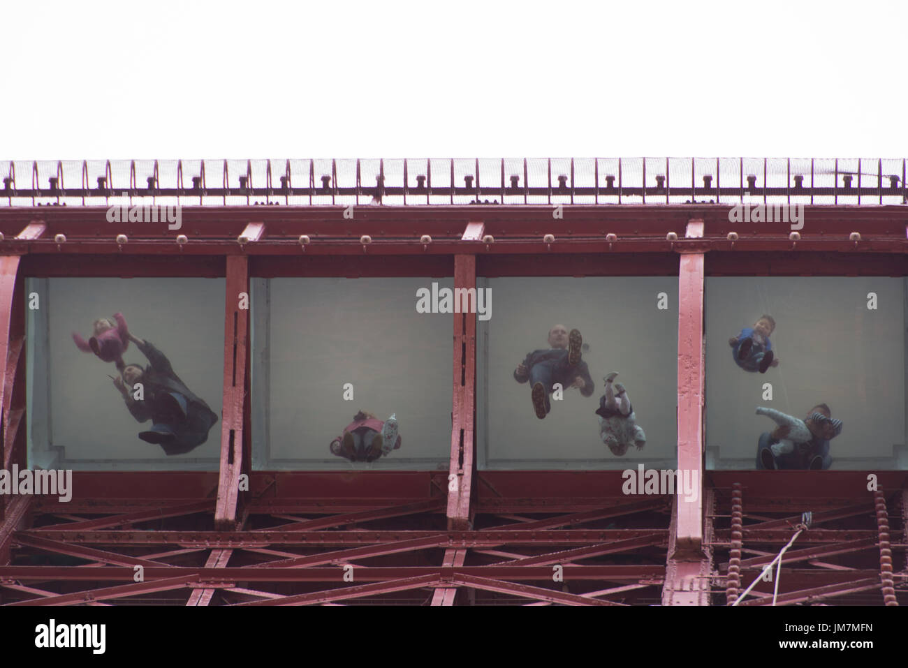 Blackpool Tower Auge, von unten. Kinder und Familien, die ihre Zeit verbringen, an der Spitze der Blackpool Tower. Credit: LEE RAMSDEN/ALAMY Stockfoto