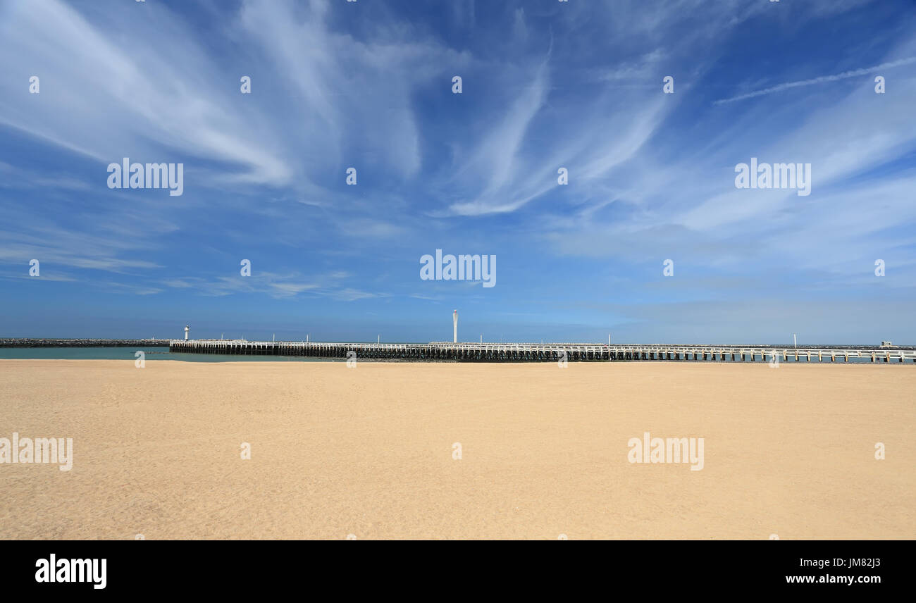 Strand an einem sonnigen Sommertag. Weißen Sand unter blauen Vibran-Himmel. Stockfoto